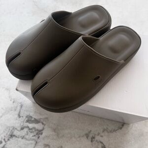 Suicoke Polk Split-Toe Mules in Olive Green